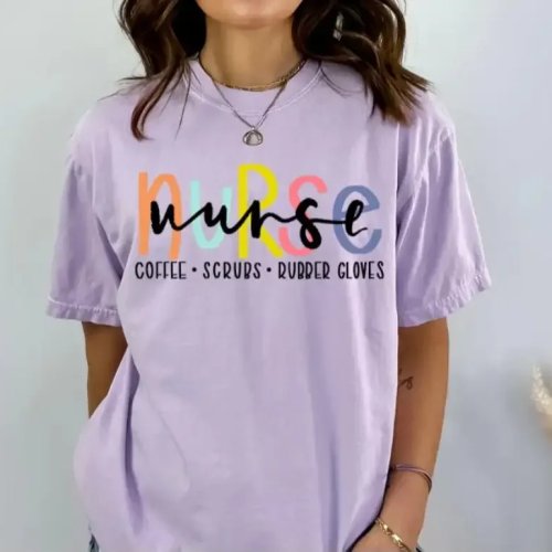 T-shirt infirmière — motif «Café, scrubs, gants en caoutchouc»