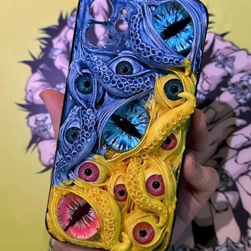 Capa para iPhone Cthulhu com tentáculos e olhos luminosos — design horror/Halloween, compatível com iPhone 11–17 (Mini/Pro/Pro Max)