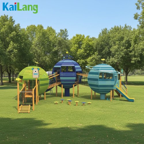 Structure de jeu extérieure en bois en forme de planète avec toboggan — aire de jeux pour enfants