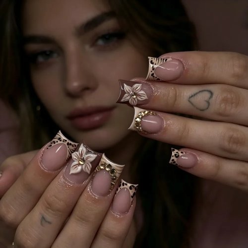 Faux ongles courts carrés – fleurs 3D avec strass et nœud, French blanc avec bord léopard (press-on)