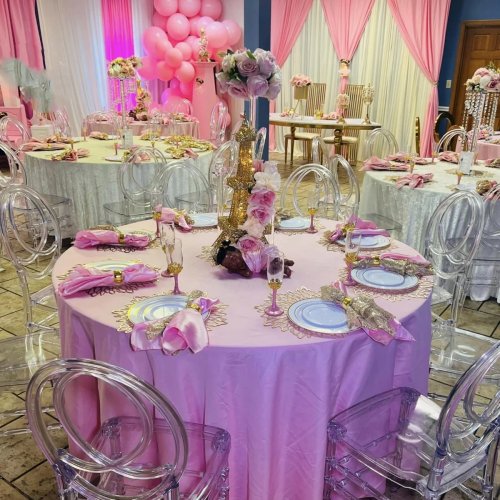 Lot de 26 chaises de banquet en acrylique transparent, assise blanche et structure dorée – mariage, réception, restaurant, hôtel