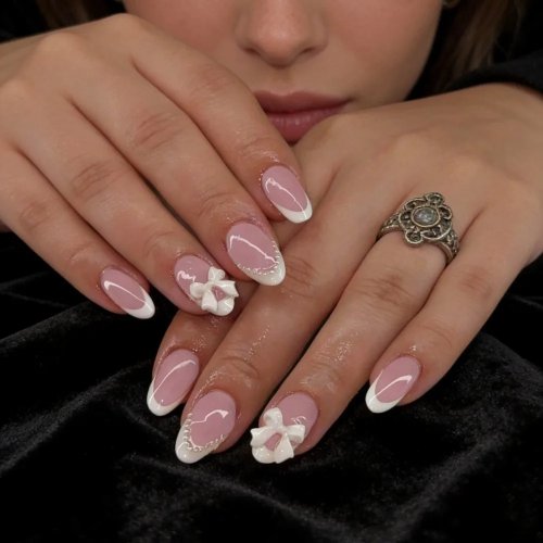 Pack 24 unhas postiças curtas formato amêndoa, French branco com nude rosa brilhante e laço pérola 3D – kit acrílico