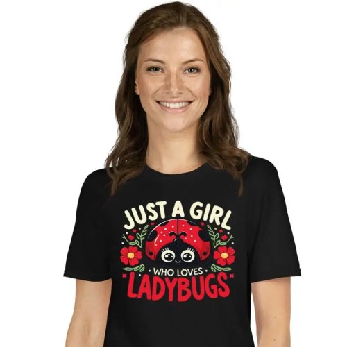 T-shirt feminina 'Just A Girl Who Loves Ladybugs' — estampa joaninhas