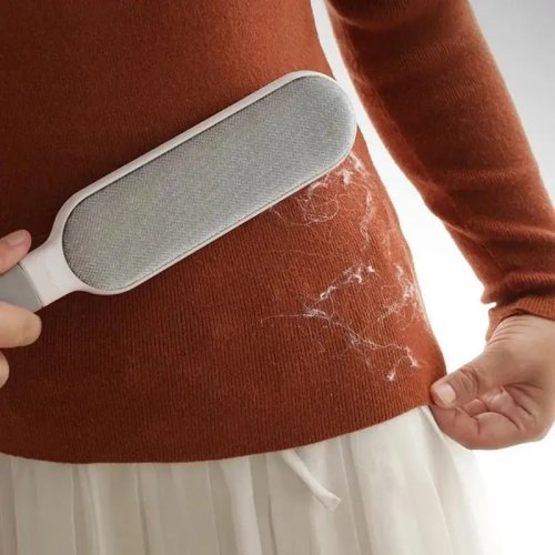 Quitapelusas adhesivo doble cara — cepillo electrostático manual para ropa, sofá y alfombra