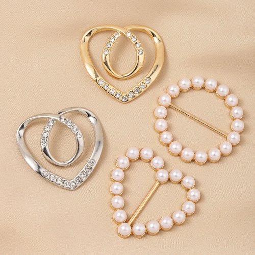 Broche clip para pañuelos en forma de corazón con perla y strass – sujeta pañuelos y dobladillos decorativo