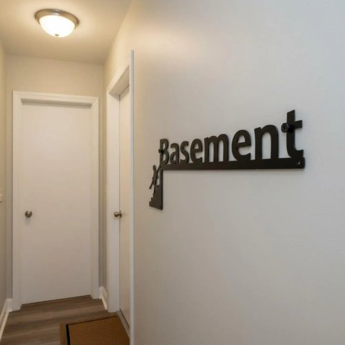 Placa de pared metálica 'Basement' - Letrero divertido para puerta/esquina del sótano, instalación fácil, decoración para casa o bar