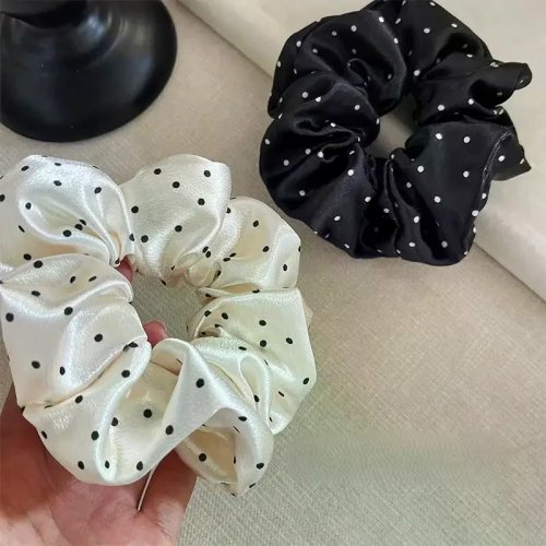 Große schwarz-weiß gepunktete Scrunchies – Elegante Haargummis für Pferdeschwanz