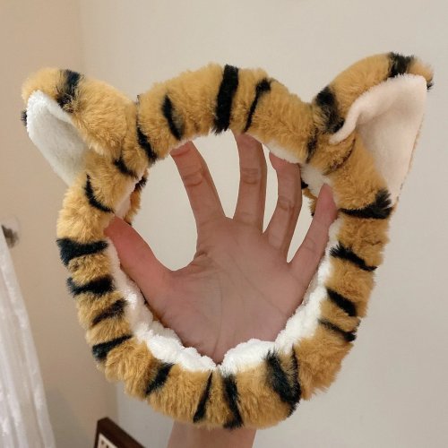 Tiara/faixa de cabelo com orelhas de pelúcia e estampa de tigre para mulher — acessório fofo para banho e casa