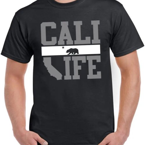 T-shirt unissexo Cali Life gola redonda – Bandeira do Urso e contorno do estado da Califórnia
