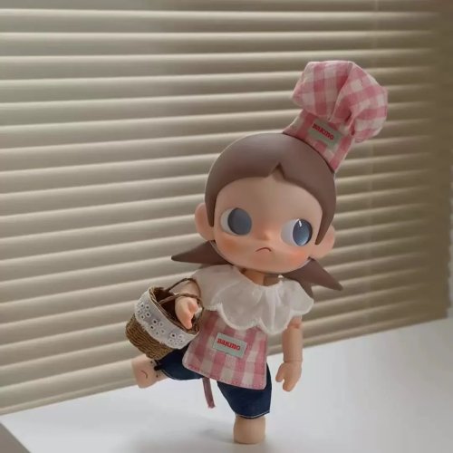 طقم ملابس دمية Little Chef Zsiga – هودي، بيريه، فستان وردي منقوش بمربعات وسلة منسوجة