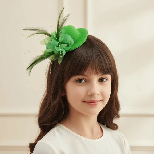 メッシュ＆フェザー ミニファシネーター ヘアクリップ — 無地で上品な小さなヘッドドレス（女の子用）