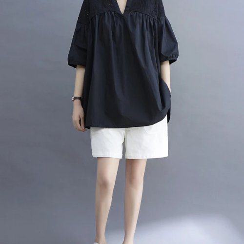 Top feminino de verão decote em V manga curta corte largo tecido leve estilo artístico patchwork