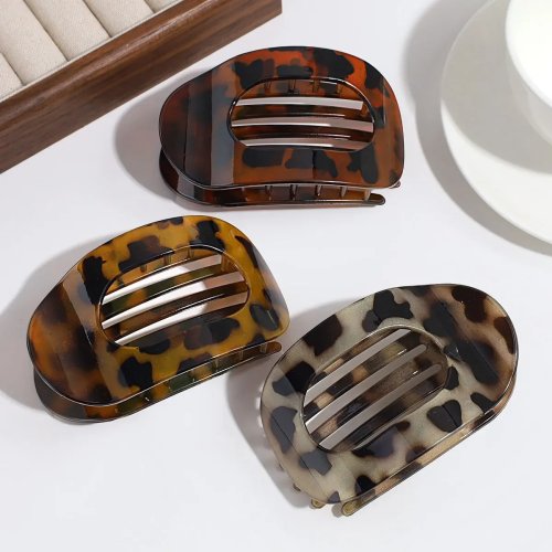 Garra/pinza ovalada para pelo mujer en acrílico mate, estampado leopardo y diseño curvo plano