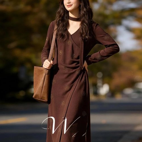 Vestido mulher tamanhos grandes decote em V, mangas compridas, cintura modeladora, cor café, estilo casual, inverno — nova coleção