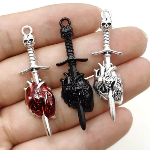 10/30 pz Colgantes Punk Gótico Calavera Espada – Corazón Perforado, dijes para aretes y collares DIY