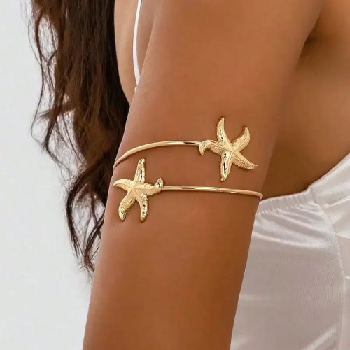 Vòng tay dạng cuff họa tiết sao biển — phụ kiện đi biển phong cách casual cho nữ