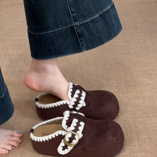 Mules femme style vintage semelle épaisse, bout fermé, slip-on — Automne/Hiver 2025 extérieur