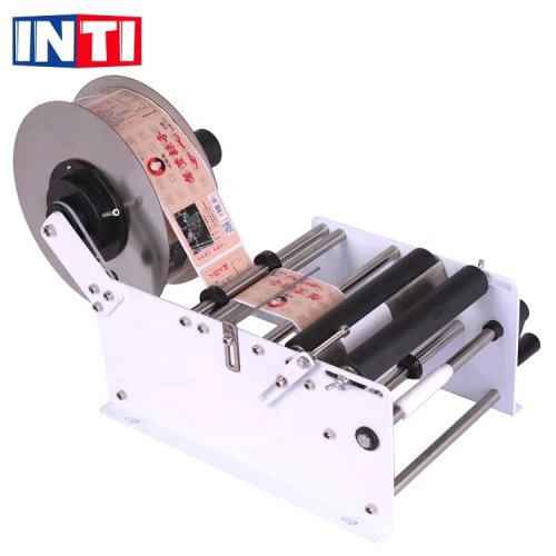 Máquina de etiquetar manual portátil para garrafas plásticas quadradas – para pequenos negócios