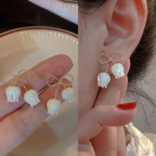Pendientes de botón plata 925 — lazo y tulipán blanco, moda coreana para mujer