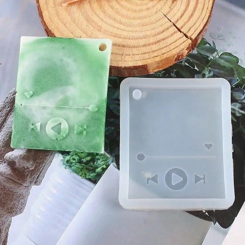 Silicone keychain mold for epoxy resin – glossy game-controller shape for DIY jewelry, polymer clay casting