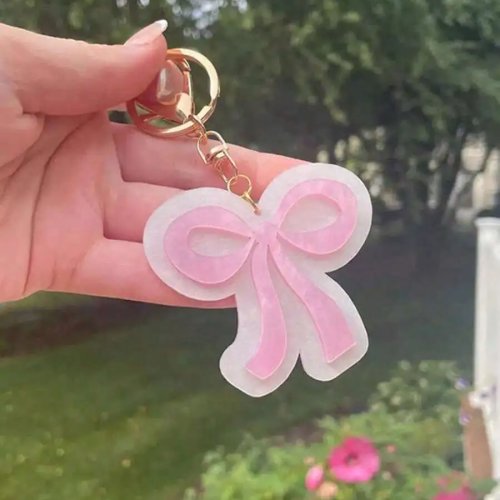 Porte-clés nœud nacré rose et blanc avec accents dorés – Bijou de sac Y2K goth mignon, tour de cou avec porte‑badge