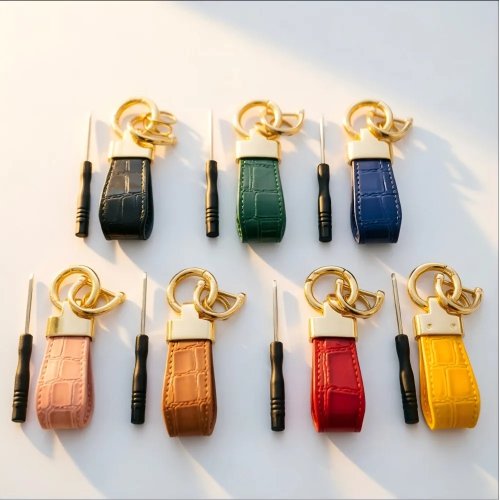 Porte‑clés cuir effet crocodile pour voiture — pendentif personnalisable, accessoire mode, idée cadeau/souvenir