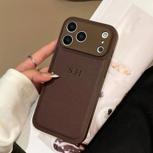 غطاء من جلد صناعي بنقش ثلاثي الأبعاد قابل للتخصيص — اسم مخصص، متوافق مع iPhone 13–17 (Pro/Pro Max/Plus/Air)