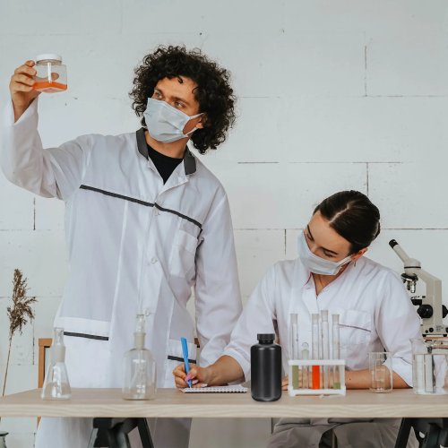 500 ml schwarze PE-Reagenzflasche, UV-beständig, auslaufsicher, dicht verschließbar – Chemikalien-Aufbewahrung für Labor, Unterricht, Haushalt