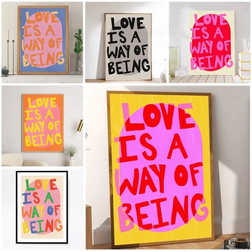 Toile murale rose vif «Love Is A Way Of Being» — Poster décoratif pour salon, style maximaliste et éclectique