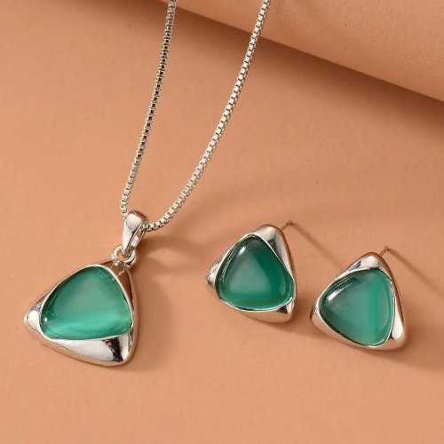 Dreieck-Anhänger-Kette mit passenden Ohrsteckern — elegantes Set für den Alltag