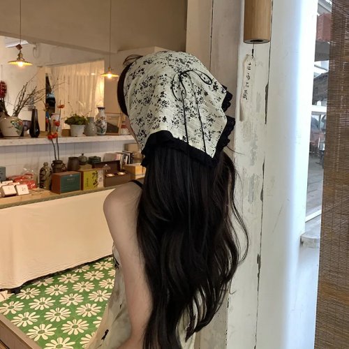 Pañuelo triangular estilo tinta china con coletero y lazo — accesorio de pelo mujer para viajes y fotos