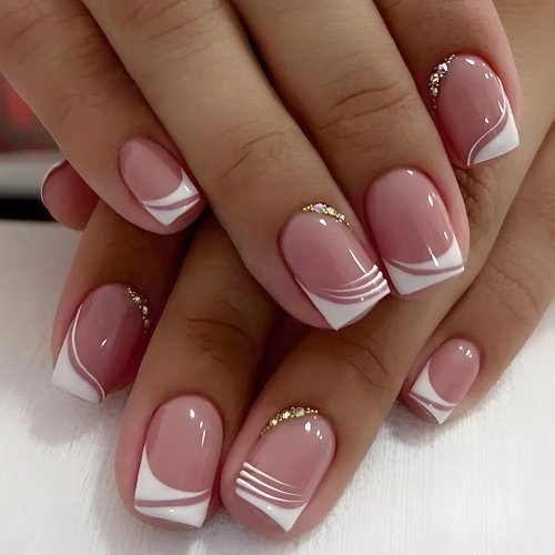 Uñas postizas press-on rosa nude cortas, punta French blanca con línea curva y strass, tips acrílicas