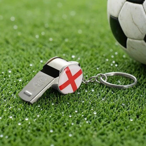 Brelok z gwizdkiem w wzór flagi, stal nierdzewna — głośny i czysty dźwięk, zawieszka na klucze, na mecze, imprezy sportowe i przyjęcia