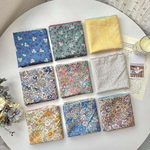 Petit foulard carré léger et respirant à motif floral — bandeau / foulard cheveux