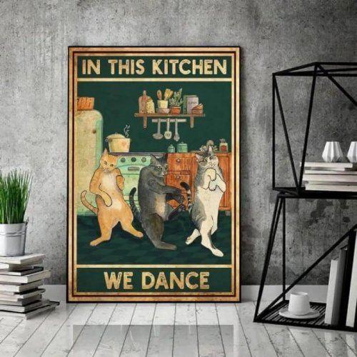 ป้ายโลหะวินเทจ 'Cats in This Kitchen We Dance' – ของแต่งผนังอะลูมิเนียมแนวตั้ง สำหรับห้องครัวและร้านกาแฟ
