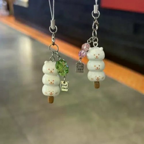 Schattige telefoonhanger kat met geluksblad, handgemaakt — DIY telefoonaccessoire
