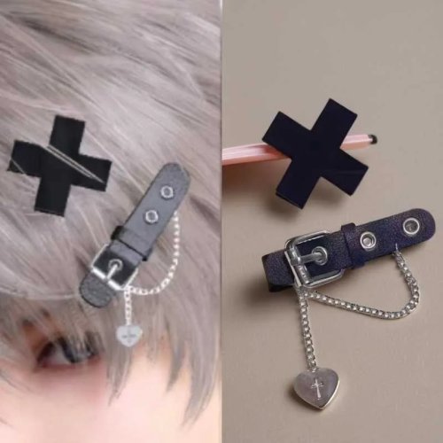 Pinza lateral cosplay con dije de cruz — pasador artesanal para fleco (mujer)