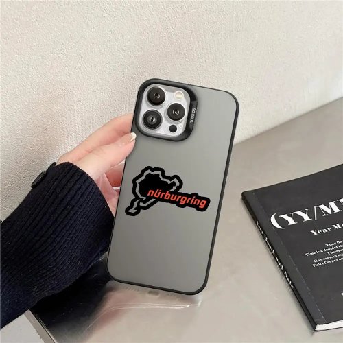 Capa Nurburgring carro desportivo para iPhone 11–17/Pro/Pro Max/Air — mate colorida com efeito aurora laser, anti-impacto
