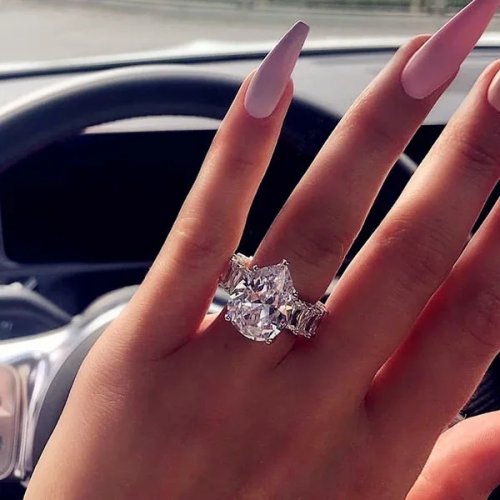 Eleganter Damenring, schlicht und vielseitig, mit funkelnder Zirkonia — ideal für Partys, Hochzeiten und Verlobungen; luxuriöses Geschenk für sie