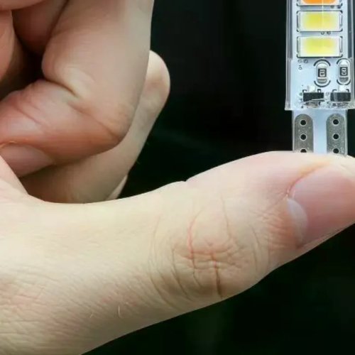 ไฟ LED T10 สโตรบ 2 สี สำหรับภายในรถยนต์ — โคมแฟลชซิลิโคนเพื่อความปลอดภัย