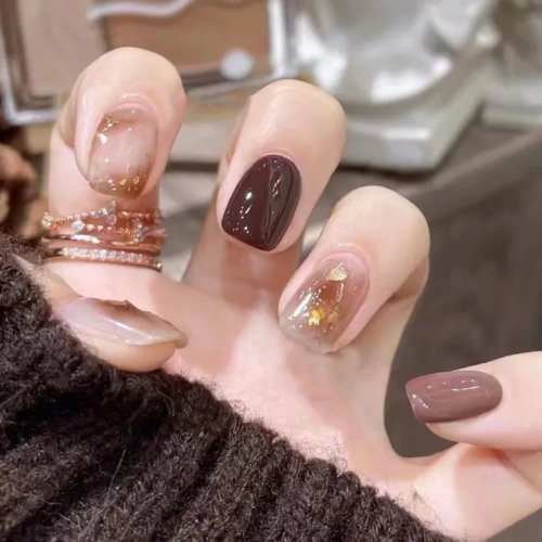 Uñas postizas press-on nude translúcidas suaves — marrón caramelo con degradado y foil dorado, ovaladas cortas medias, estilo vintage para diario/oficina