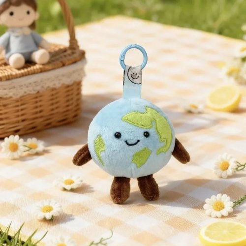 ぬいぐるみ地球のキーホルダー（ニコニコ顔・緑の大陸）、ふわふわ素材・丈夫な金具付き、直径約4cm・全長約10cm、バッグやリュック、鍵におすすめ／旅好き・自然好きへのギフトに