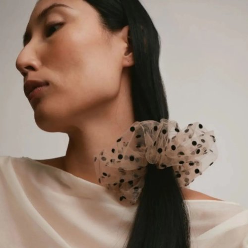 Eleganter beige Tüll-Scrunchie mit Punkten – leichter, transparenter Haargummi für Damen, ideal für Party/Date