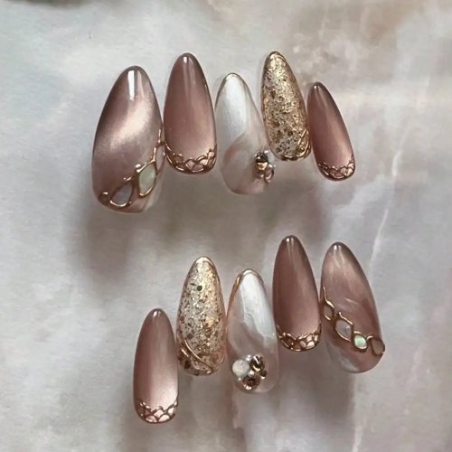 24 ชิ้น เล็บปลอมสไตล์สติเลตโต้ยาว Cat Eye – นู้ดชมพู กลิตเตอร์ พร้อมฟอยล์ทอง ชุดเล็บกดติดหรู ทำเล็บเอง (DIY)