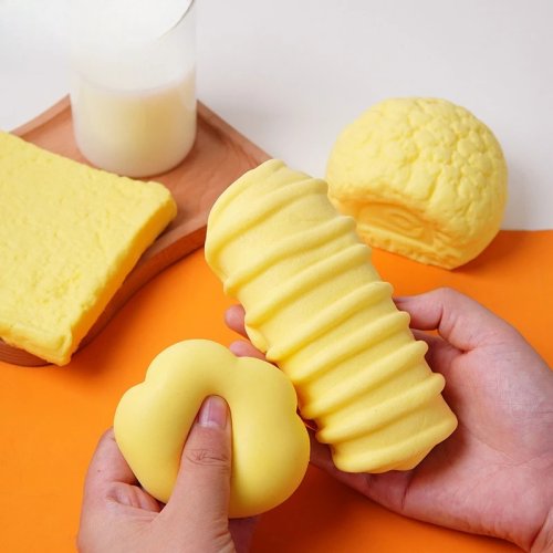 Squishy mochi de silicona hecho a mano 'pan' amarillo – juguete antiestrés suave y pegajoso, fidget para apretar, regalo infantil
