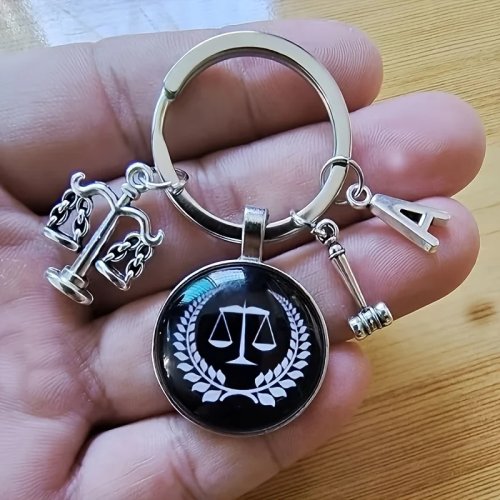 Porta‑chaves metálico com a Balança da Justiça – Presente para licenciados em Direito e juízes