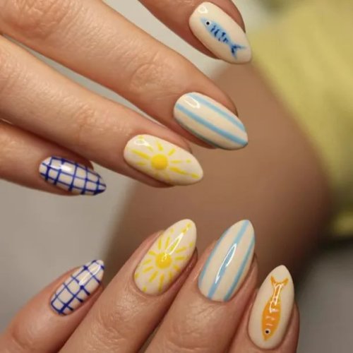 ネイルシール（完成品）海モチーフ：青×黄色の魚、太陽、グリッド＆ストライプで爽やかネイル