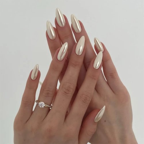 Unhas postiças press-on cromo pérola — amêndoa média, cobertura total, brilho creme branco acabamento espelho, para noiva/casamento