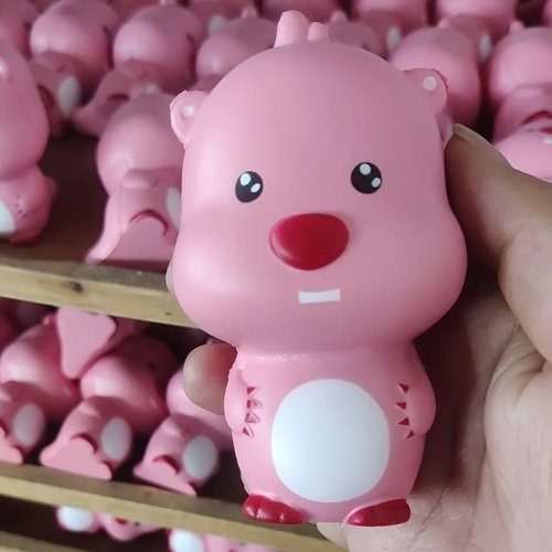 Mainan squishy Berang‑berang kecil "Ruby" — mainan anti‑stres, memantul lambat, bunyi, blind box (kotak kejutan)