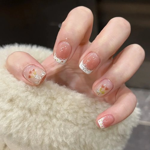 Kuku palsu press-on pendek kotak — nude peach dengan renda putih, pita perak & motif tulip, glossy untuk manicure musim semi/tinggal panas